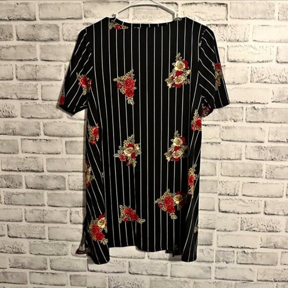 LuLaRoe Perfect Tee White Vertical Stripes Black w/ Red Green Gold Roses Size S - Picture 3 of 12